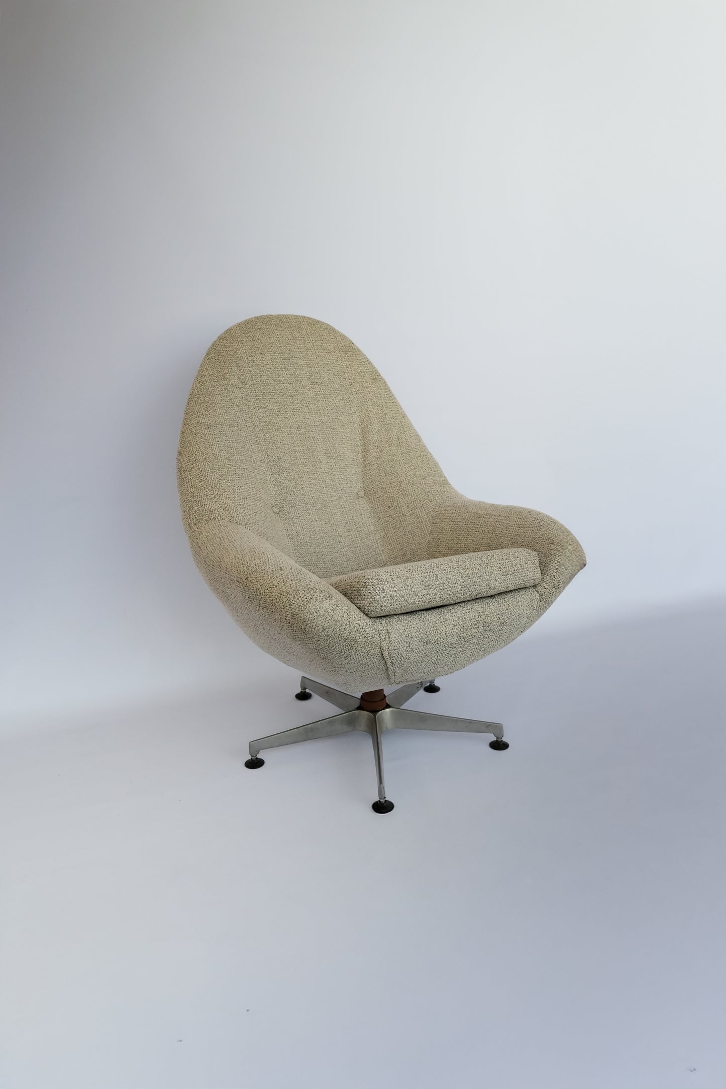 Mid Century Swivel Chair