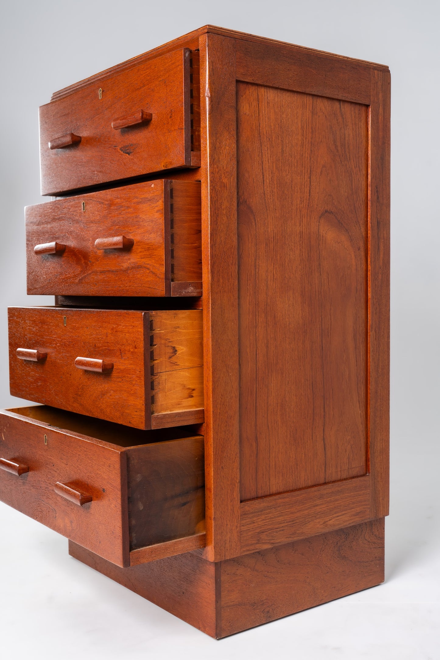 Vintage 4-Drawer Chest with Dovetail Joints - Image 3